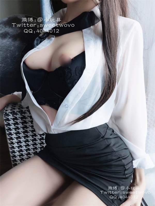 223701 - [会员][视图]极品网红@福利姬@完具酱（完具m-妖姬-娜美-蜜糖-头号甜心-娇艳欲滴-粉红佳人）之新作-穿着蕾丝内衣在床上被老公插到喷（1V/1.36GB）